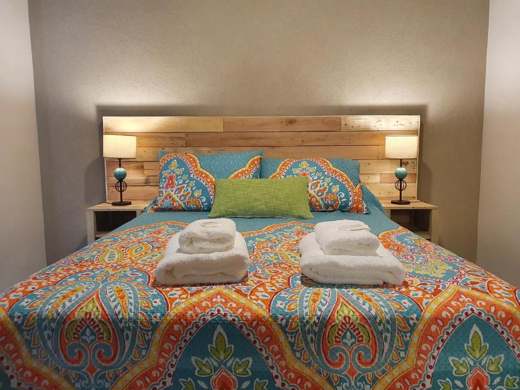 Un dormitorio con una cama con dos toallas encima. en Centinelas del Paraiso, en Villa La Angostura