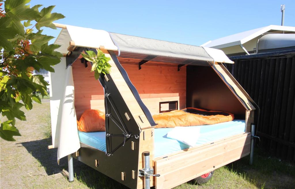 ein Haus mit zwei Betten darin in der Unterkunft StrandGutkoje auf dem Campingplatz Strandgut in Cuxhaven