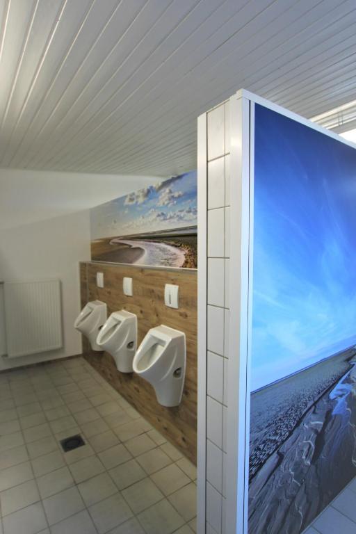 Postel nebo postele na pokoji v ubytování StrandGutkoje auf dem Campingplatz Strandgut
