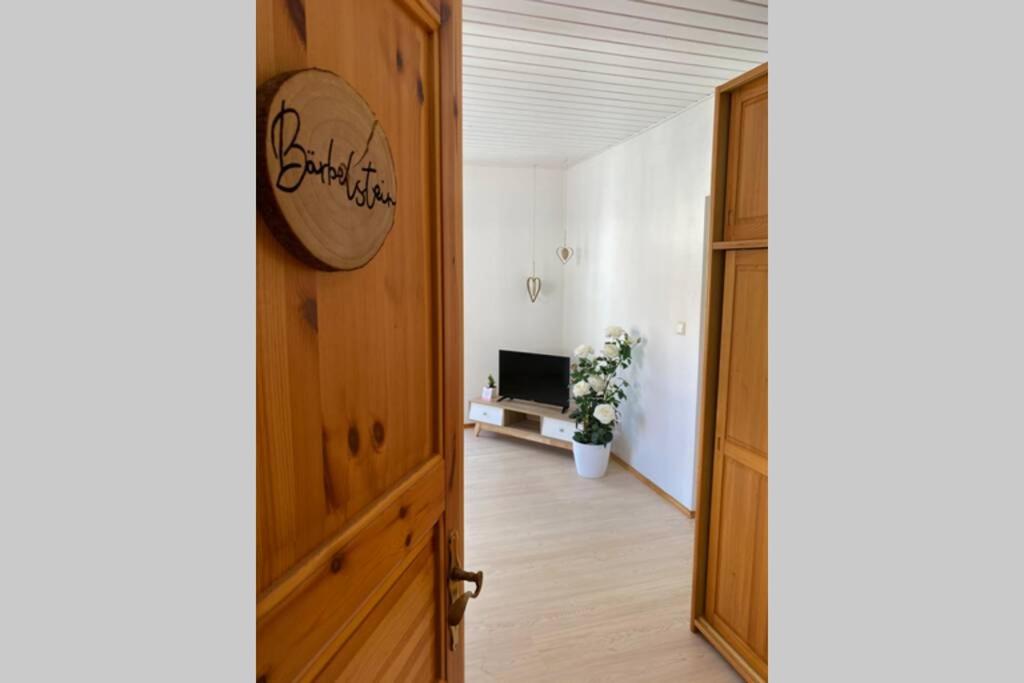 eine offene Tür, die zu einem Zimmer mit einem TV führt in der Unterkunft Ferienhaus Bärbelstein / Wohnung Bärbelstein in Erlenbach