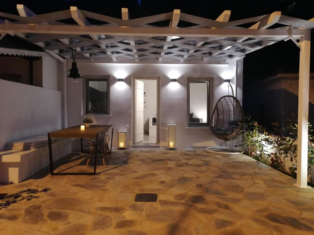 Patio alebo iná vonkajšia časť ubytovania Yalos luxury home