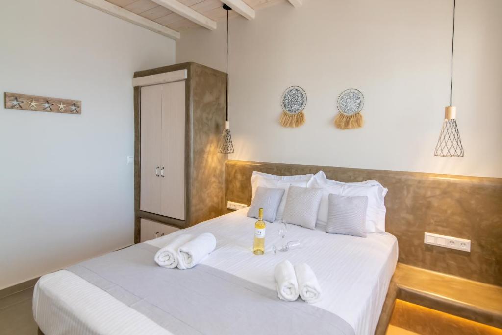 Кровать или кровати в номере Porto Bello Tinos