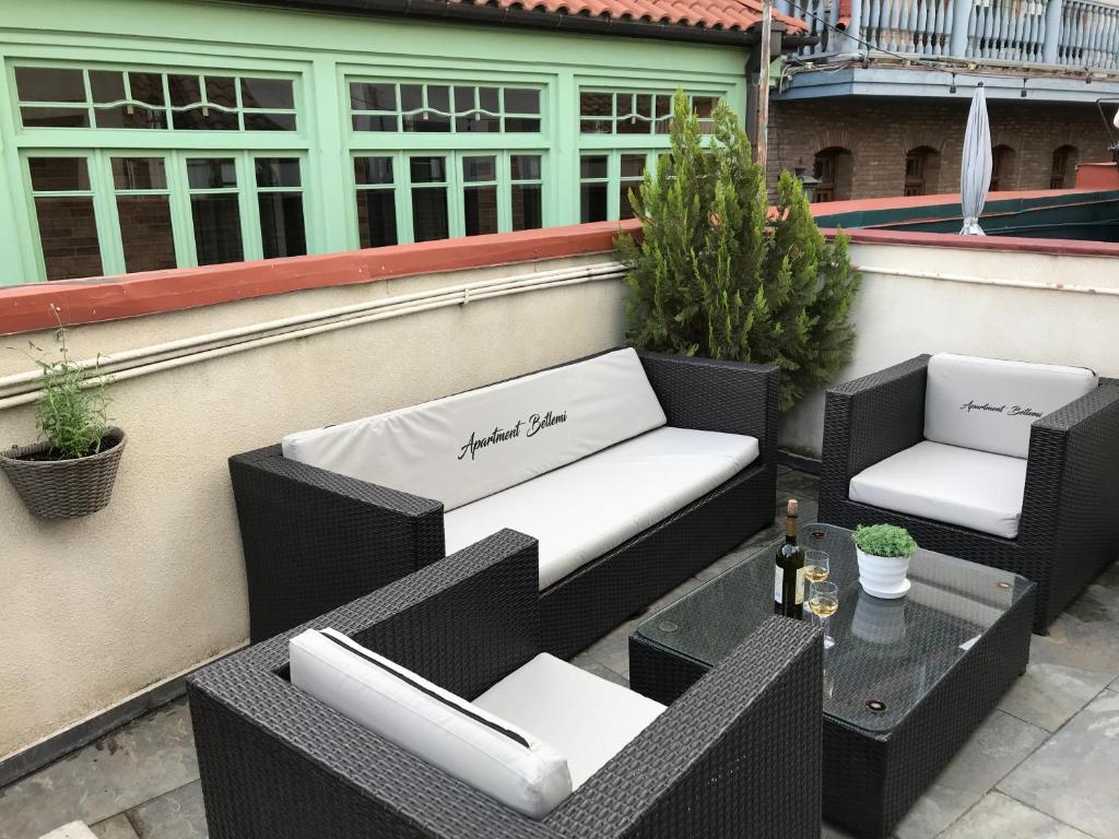 un patio con 2 sedie e un tavolo di Apartment Betlemi a Tbilisi City