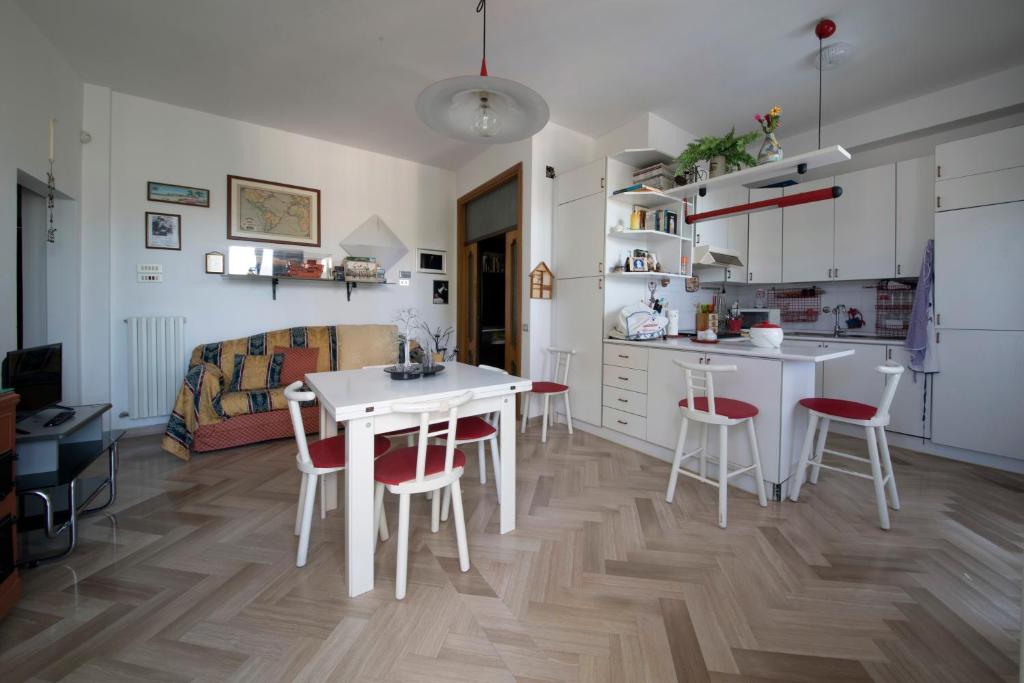 kuchnia i salon ze stołem i krzesłami w obiekcie Casa vacanze Podere Bellavista w mieście Monteprandone