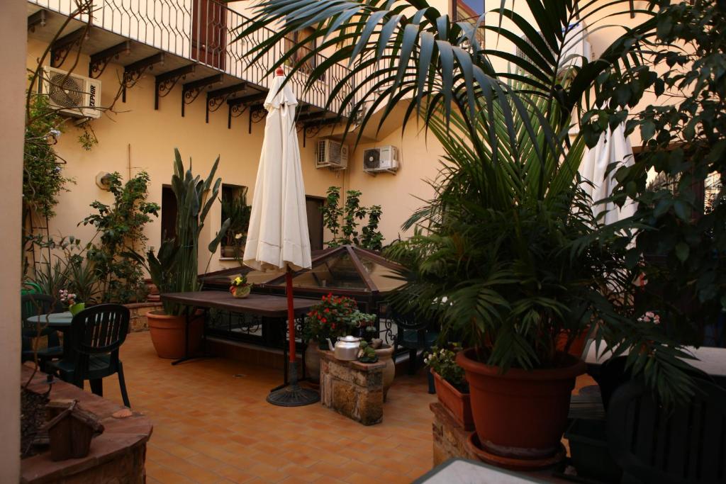 a room filled with lots of plants and a piano at Art Lincoln in Palermo