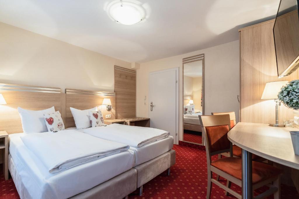 Postel nebo postele na pokoji v ubytování Hotel Altes Weinhaus