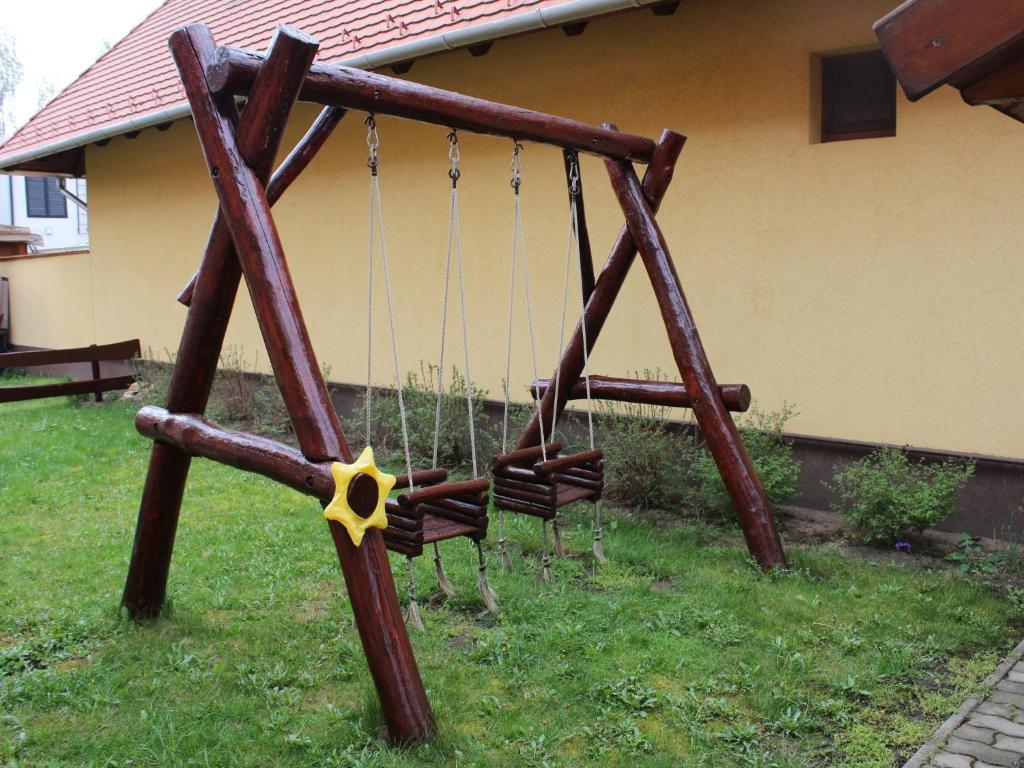 Plac zabaw dla dzieci w obiekcie Imre Apartman