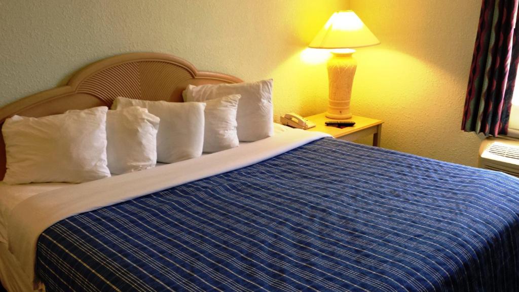 Cocoa Beach Suites Hotel - King Suite - No Fumadores
