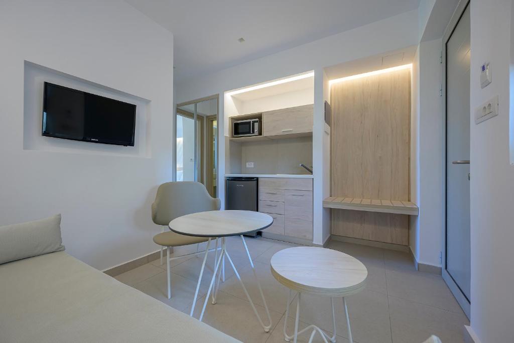 Kuchyň nebo kuchyňský kout v ubytování Mythos Suites Hotel