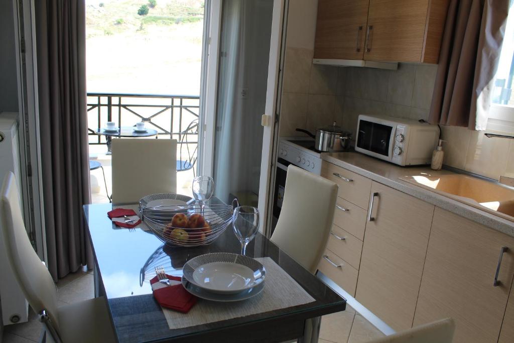 una cocina con una mesa con un bol de fruta. en Myrina View 2 en Mirina