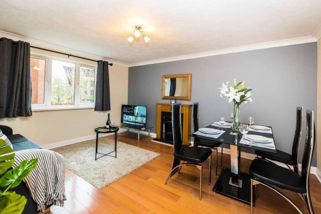 a living room with a table and a dining room at Central 2 Bed 2 Bath Flat with Parking by CozyNest in Reading