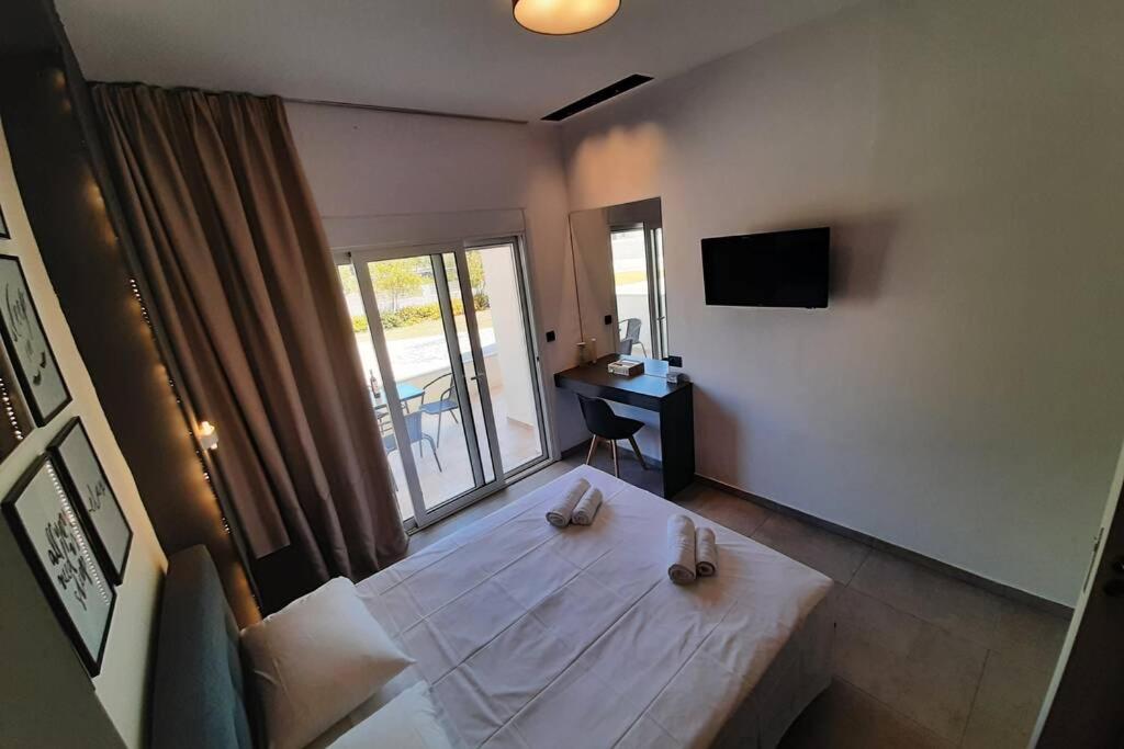 TV a/nebo společenská místnost v ubytování Luxury 1 bedroom apartment in Ialysos