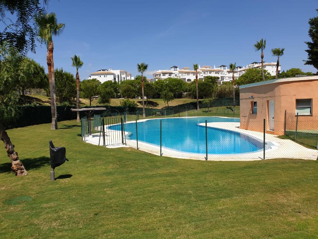 una piscina con recinzione intorno di Apartamento Adimar a San Luis de Sabinillas