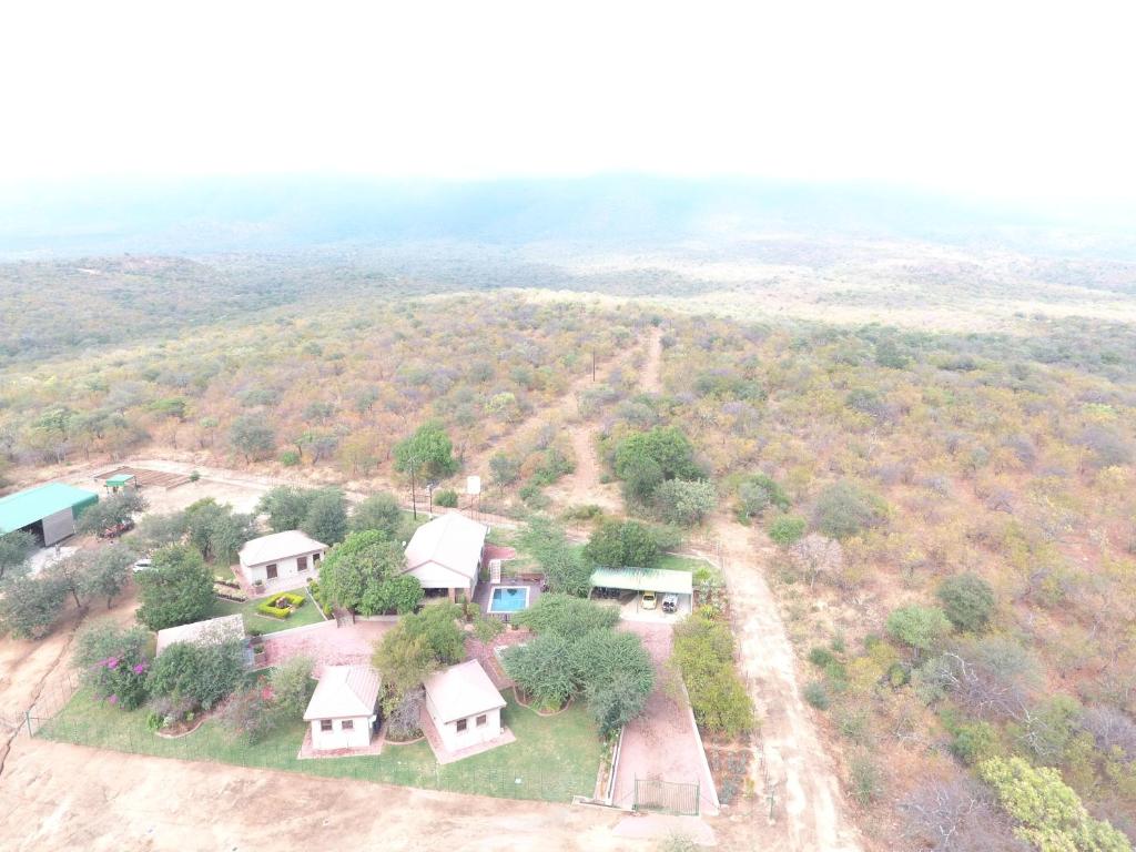 una vista aérea de una casa en un campo en African Dream Tour en Hoedspruit