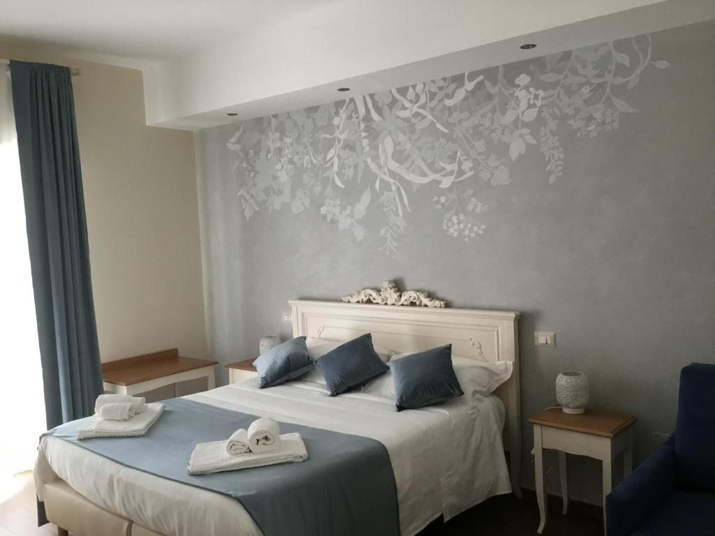 Postel nebo postele na pokoji v ubytování CAVALIERE suite & rooms