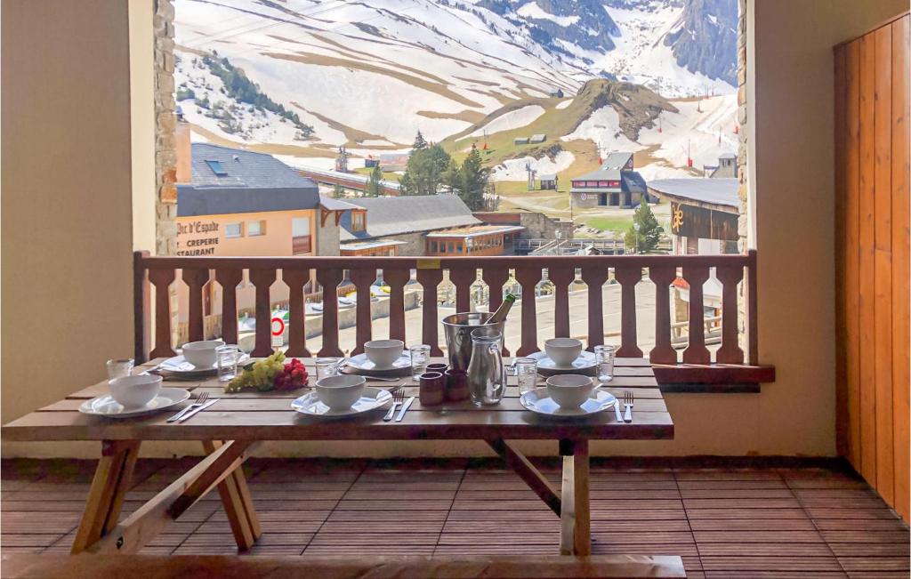 a table on a balcony with a view of a mountain at Rsidence Solyneou in La Mongie