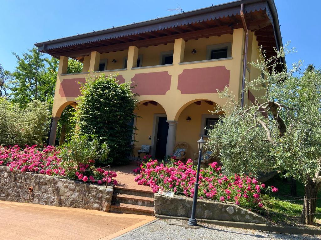 een huis met roze bloemen ervoor bij Casa Vacanze La Fiòca in Corte Franca