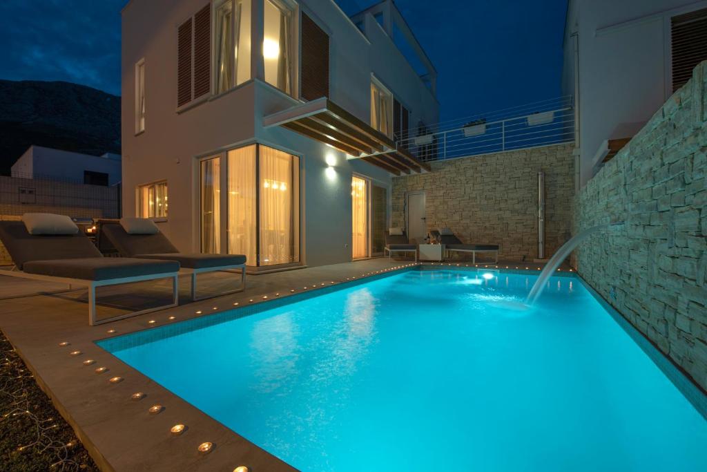 Sunny Bo Villa with a heated pool and rooftop jacuzzi
