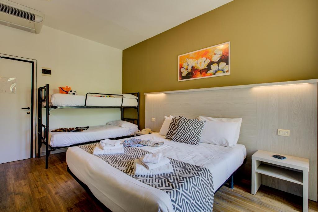 - une chambre avec 2 lits et des lits superposés dans l'établissement Hotel Christian Ideale Per Famiglie, à Riccione