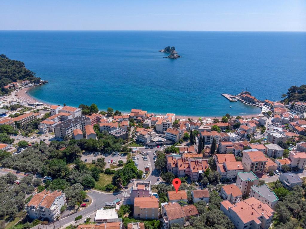 una vista aérea de la ciudad y el océano en Guest House Vukovic, en Petrovac na Moru