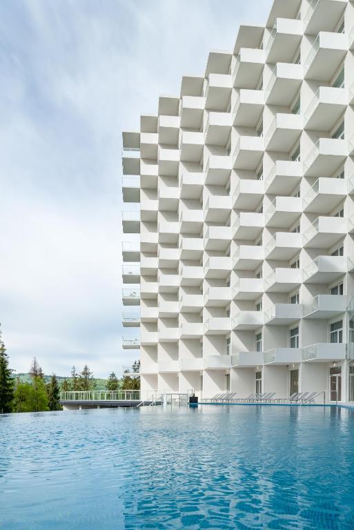 Bazén v ubytovaní Crystal Mountain Hotel Wisła alebo v jeho blízkosti
