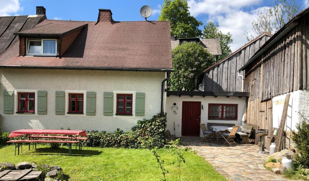 a house with a picnic table in the yard at Ferienhaus im Fichtelgebirge in Nagel