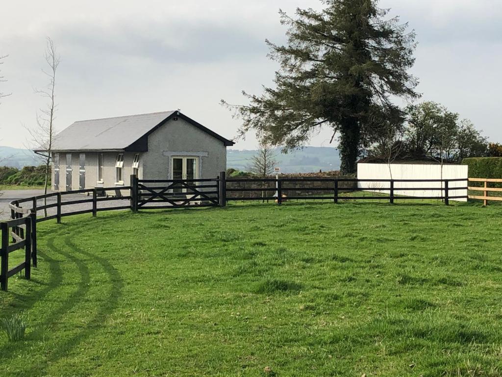 un granero en un campo junto a una valla en The Lodge - Rural Tipperary bordering Kilkenny 