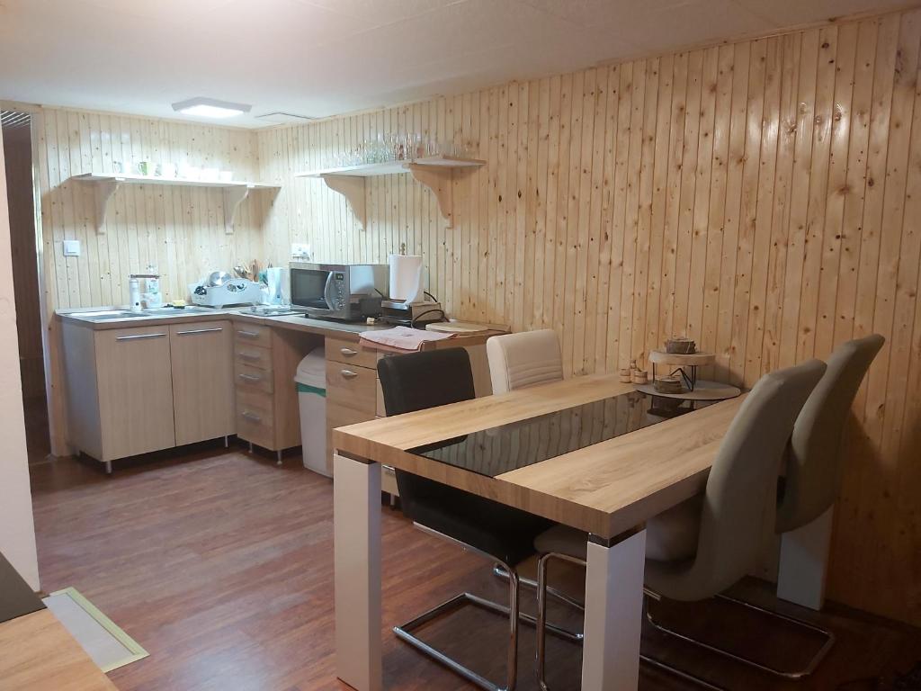 Kuchyňa alebo kuchynka v ubytovaní Fenyőfa vendégház