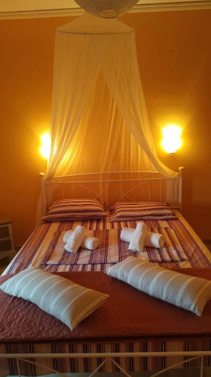 A bed or beds in a room at Spiti Mitsis