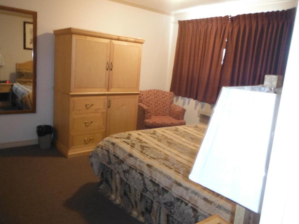 Postel nebo postele na pokoji v ubytování Tumbler Ridge Inn