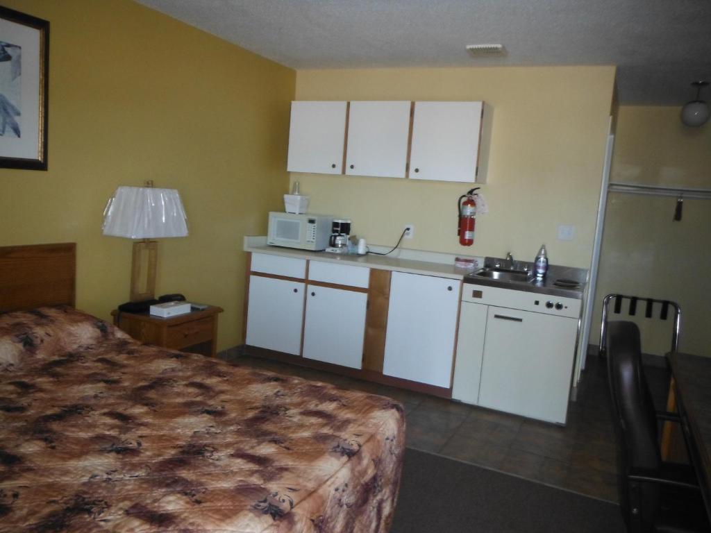 Kuchyň nebo kuchyňský kout v ubytování Tumbler Ridge Inn
