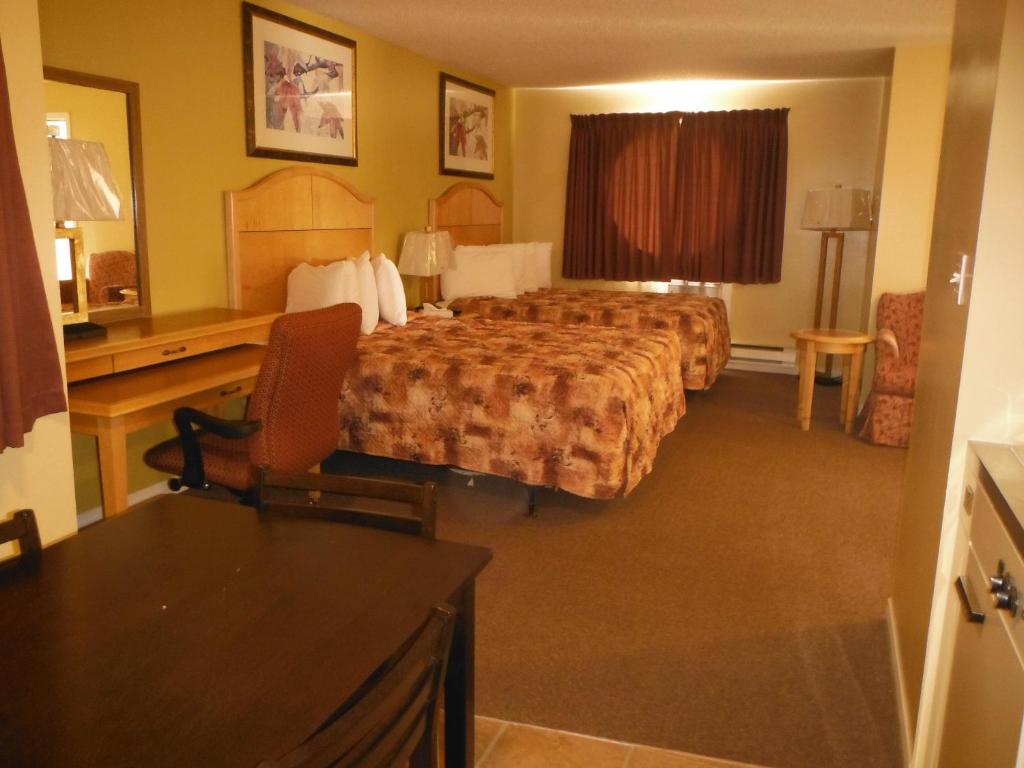 Postel nebo postele na pokoji v ubytování Tumbler Ridge Inn