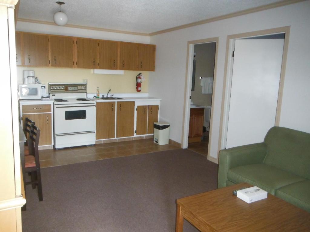 Kuchyň nebo kuchyňský kout v ubytování Tumbler Ridge Inn