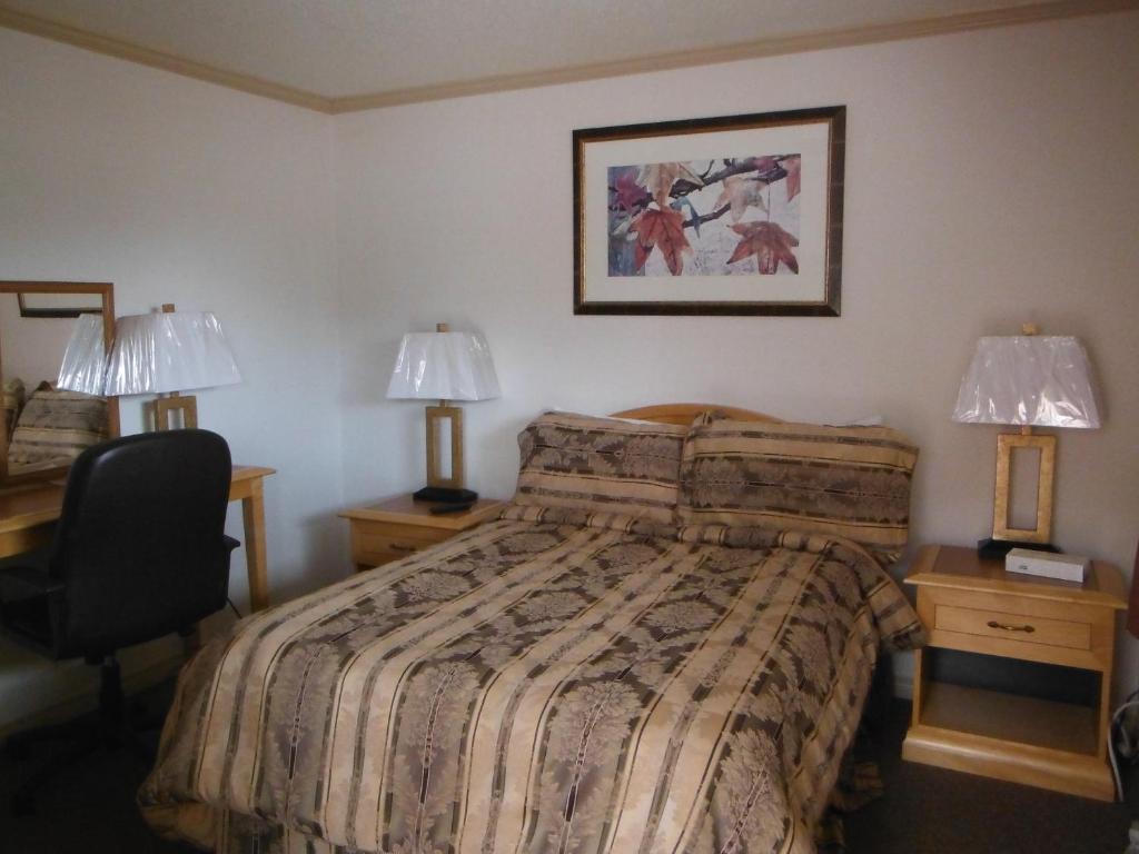 Postel nebo postele na pokoji v ubytování Tumbler Ridge Inn