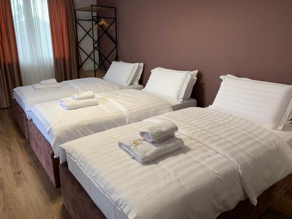 Postel nebo postele na pokoji v ubytování Grand Hotel Pogradec