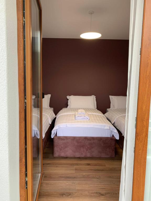 Postel nebo postele na pokoji v ubytování Grand Hotel Pogradec