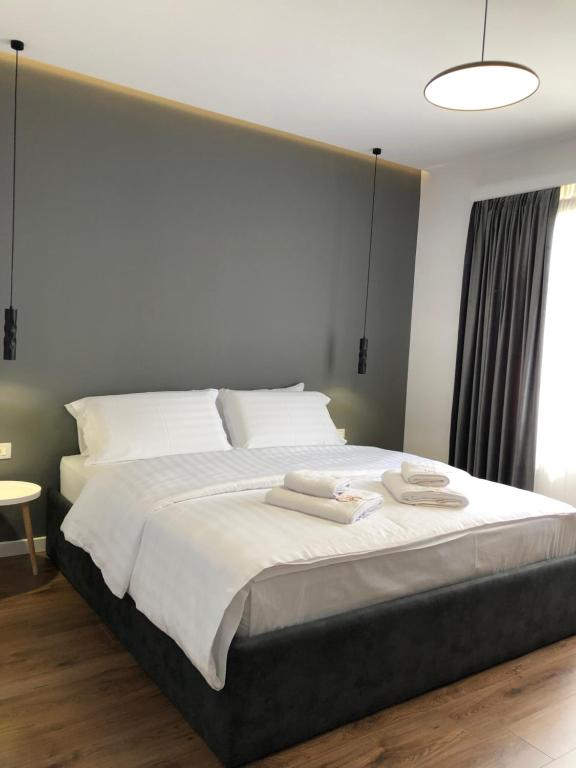 Postel nebo postele na pokoji v ubytování Grand Hotel Pogradec