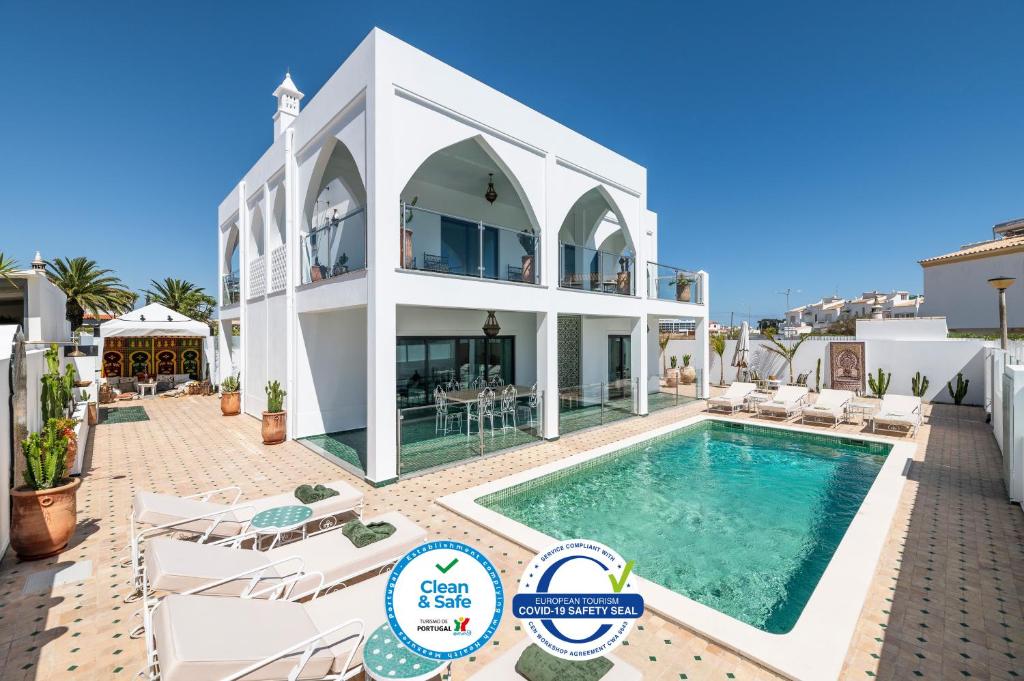 Villa con piscina y casa en Riad Matias Galé - Luxury Villa with private pool, AC, free wifi, 5 min from the beach, en Guia