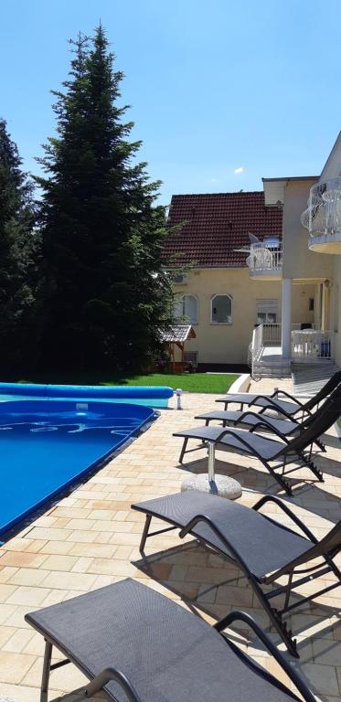 Bazén v ubytování Jankó Apartman nebo v jeho okolí