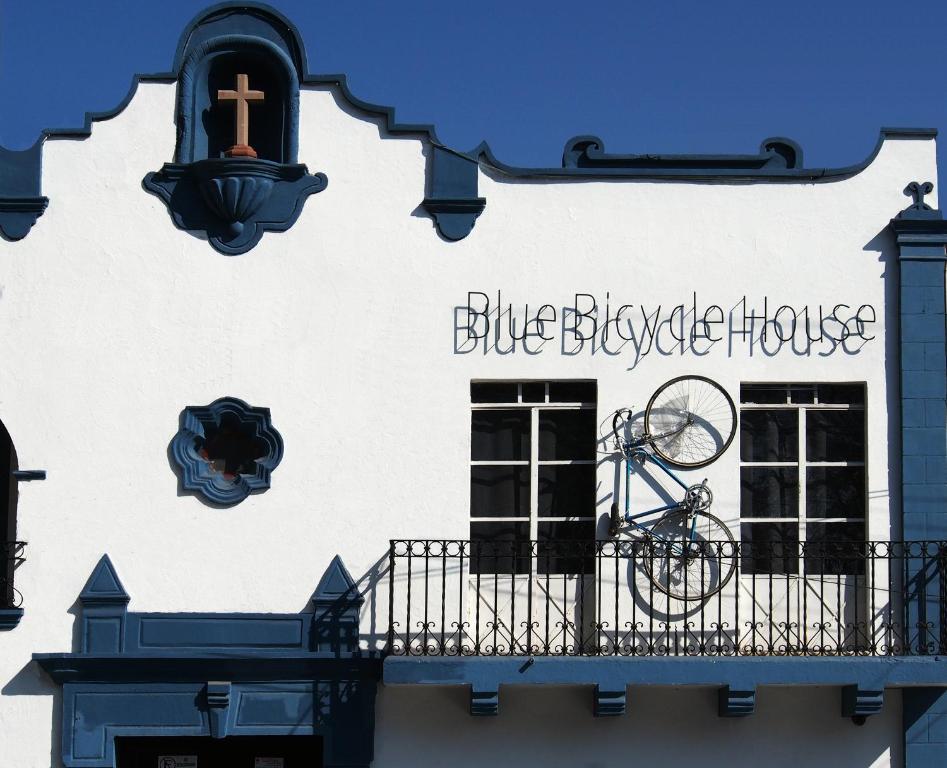 Una bicicleta en un balcón de una casa de bicicletas azul en Blue Bicycle House, en Querétaro
