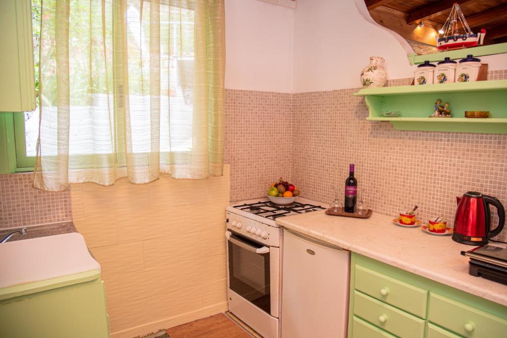 Kuchyň nebo kuchyňský kout v ubytování Aliki Apartments
