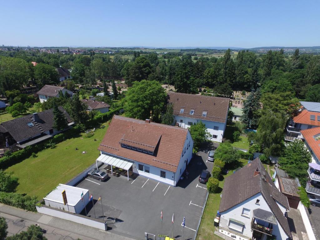 una vista aérea de un edificio en una pequeña ciudad en Hotel Attaché, en Raunheim