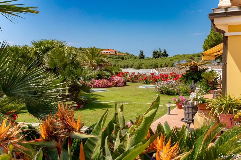a garden with plants and flowers in a yard at Chez Luis in Imperia