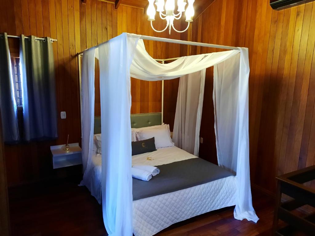 um quarto com uma cama de dossel em Pousada Catedral em Canela