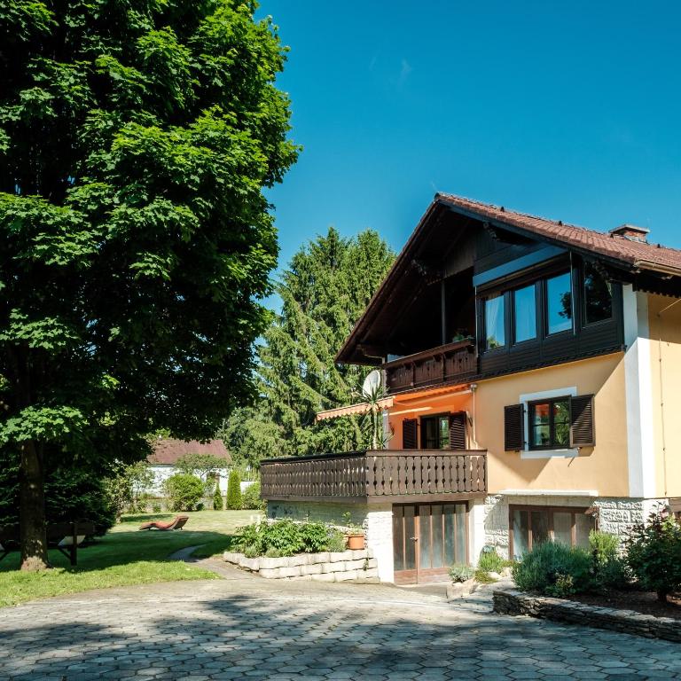 Casa con balcón y árbol en Ferienwohnung Hanna en Hatzendorf