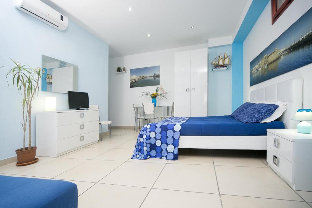 ガリポリにあるB&B del Lungomareの青と白のベッドルーム(ベッド1台、テレビ付)