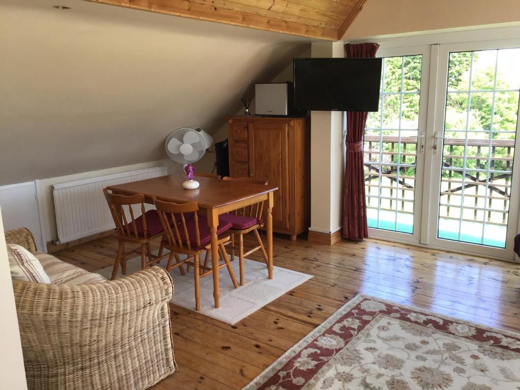 TV a/nebo společenská místnost v ubytování Aran Lodge