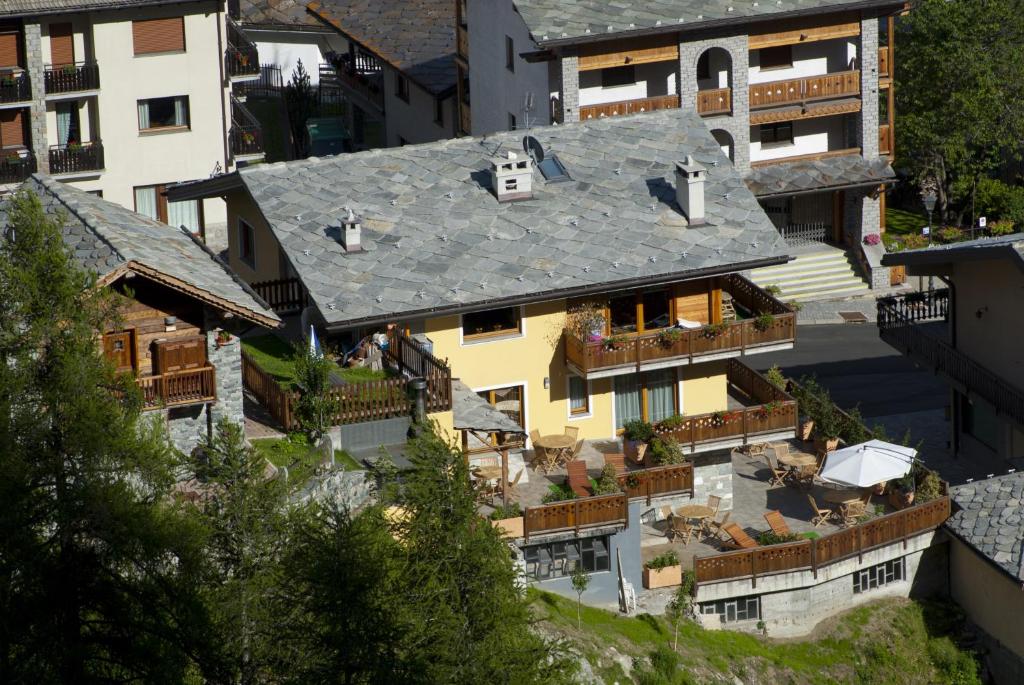 uma vista superior de uma casa com um telhado em Miramonti em Valtournenche