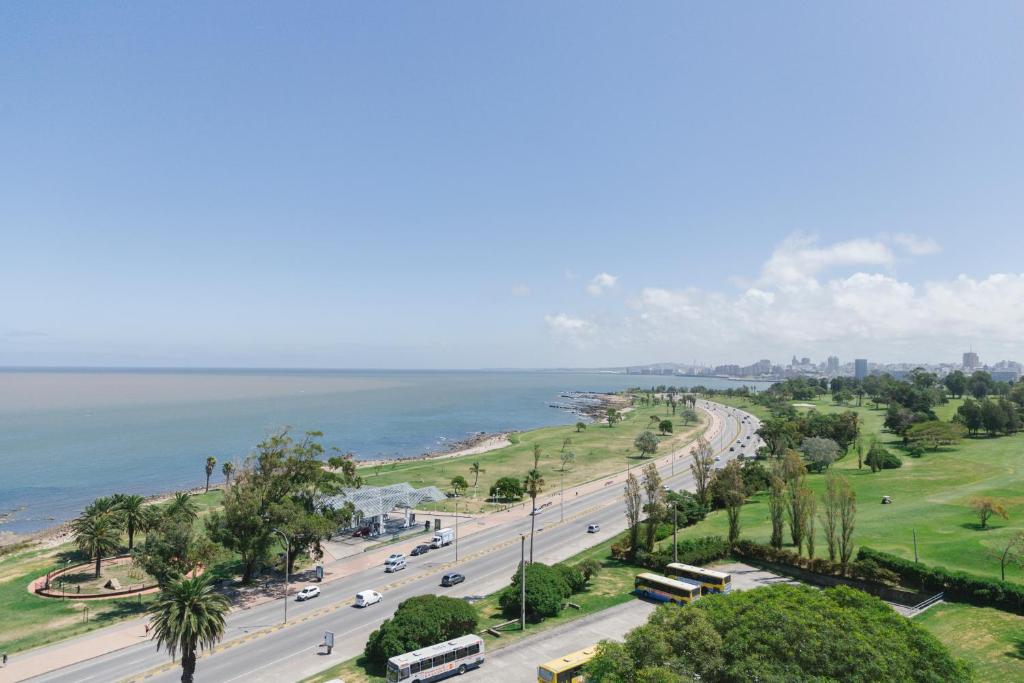 una vista aerea di una strada cittadina con l'oceano di Opta Coliving Punta Carretas a Montevideo