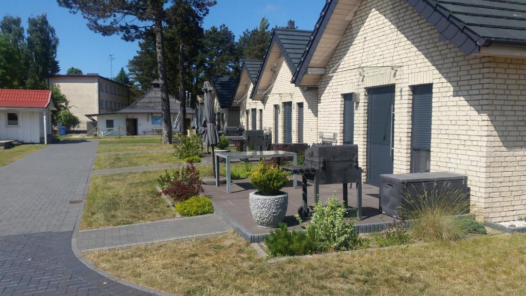 a row of houses on a street with plants at Baltic Holiday Houses in Mielno